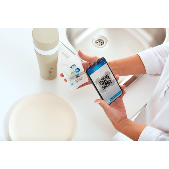 myLAICA rozsdamentes matt bordóra festett fast disk rendszerű vízszűrő kulacs pánttal, 0,55 literes