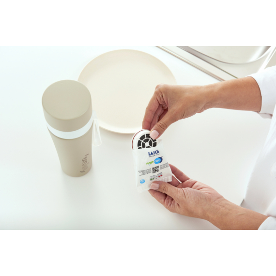 myLAICA rozsdamentes matt bordóra festett fast disk rendszerű vízszűrő kulacs pánttal, 0,55 literes