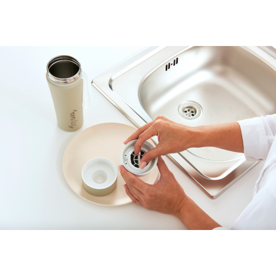 myLAICA rozsdamentes matt bordóra festett fast disk rendszerű vízszűrő kulacs pánttal, 0,55 literes