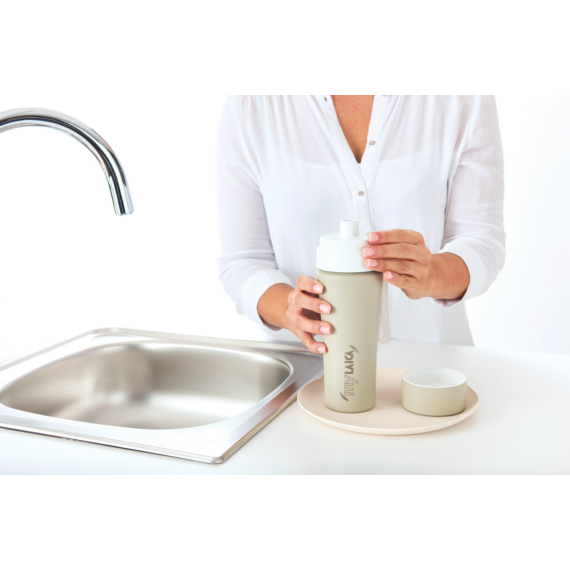 myLAICA rozsdamentes matt bordóra festett fast disk rendszerű vízszűrő kulacs pánttal, 0,55 literes