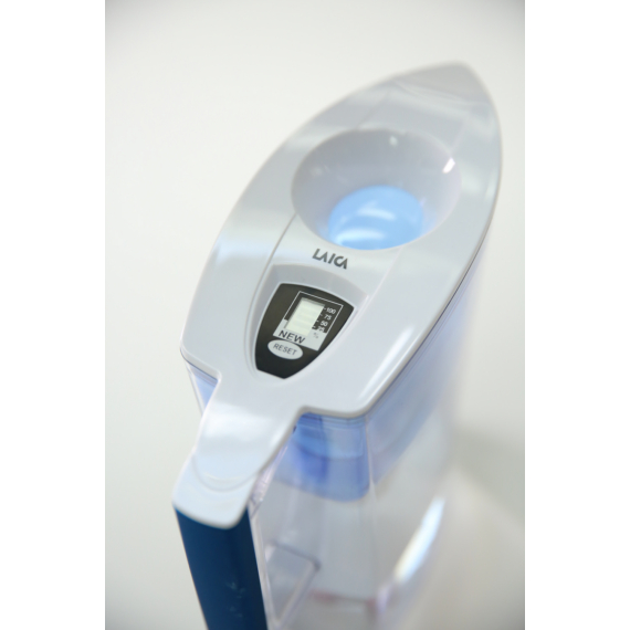 LAICA PRIME LINE NATURE kékáfonya színű vízszűrő kancsó elektronikus kijelzővel, 1 db univerzális szűrőbetéttel