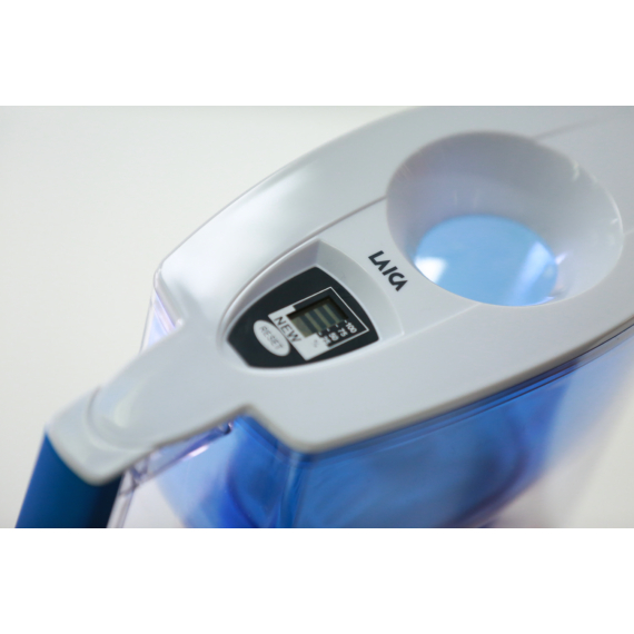 LAICA PRIME LINE NATURE kékáfonya színű vízszűrő kancsó elektronikus kijelzővel, 1 db univerzális szűrőbetéttel