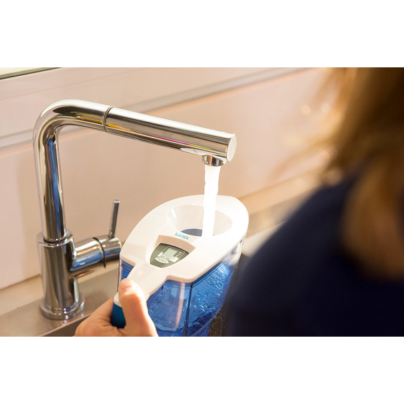 LAICA PRIME LINE NATURE kékáfonya színű vízszűrő kancsó elektronikus kijelzővel, 1 db univerzális szűrőbetéttel