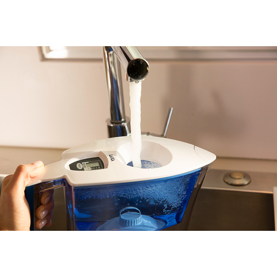 LAICA PRIME LINE NATURE kékáfonya színű vízszűrő kancsó elektronikus kijelzővel, 1 db univerzális szűrőbetéttel