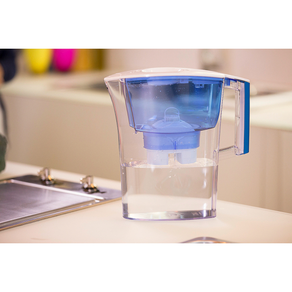 LAICA PRIME LINE NATURE kékáfonya színű vízszűrő kancsó elektronikus kijelzővel, 1 db univerzális szűrőbetéttel