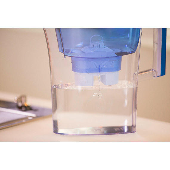 LAICA PRIME LINE NATURE kékáfonya színű vízszűrő kancsó elektronikus kijelzővel, 1 db univerzális szűrőbetéttel