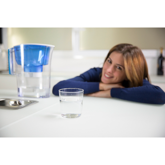 LAICA PRIME LINE NATURE kékáfonya színű vízszűrő kancsó elektronikus kijelzővel, 1 db univerzális szűrőbetéttel