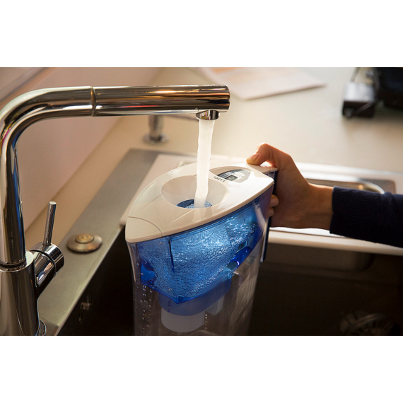 LAICA PRIME LINE NATURE kékáfonya színű vízszűrő kancsó elektronikus kijelzővel, 1 db univerzális szűrőbetéttel