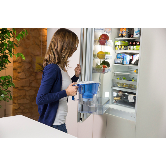 LAICA PRIME LINE NATURE kékáfonya színű vízszűrő kancsó elektronikus kijelzővel, 1 db univerzális szűrőbetéttel