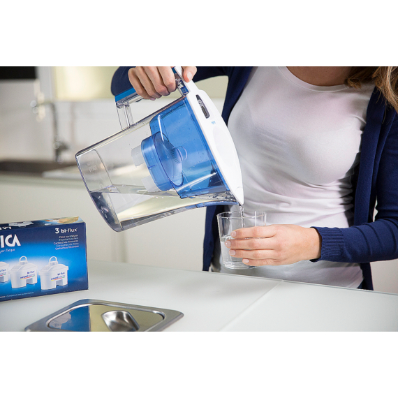 LAICA PRIME LINE NATURE kékáfonya színű vízszűrő kancsó elektronikus kijelzővel, 1 db univerzális szűrőbetéttel